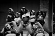 Siente la energia de un verdadero baile funk de Brasil por Anitta