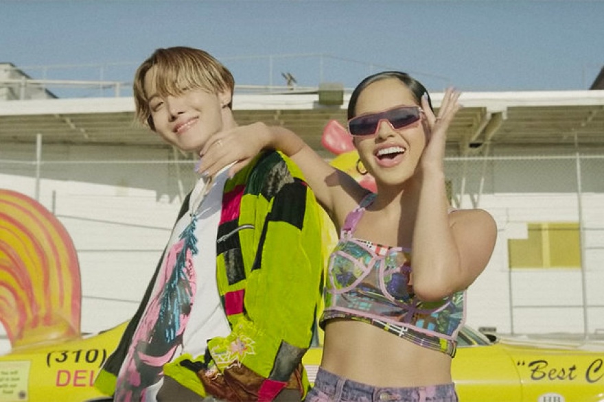 Becky G se asocia con j-hope de BTS en Chicken Noodle Soup