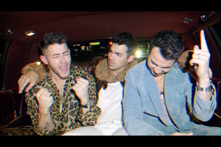 Jonas Brothers pasean por Las Vegas en el clip alternativo para What a Man Gotta Do