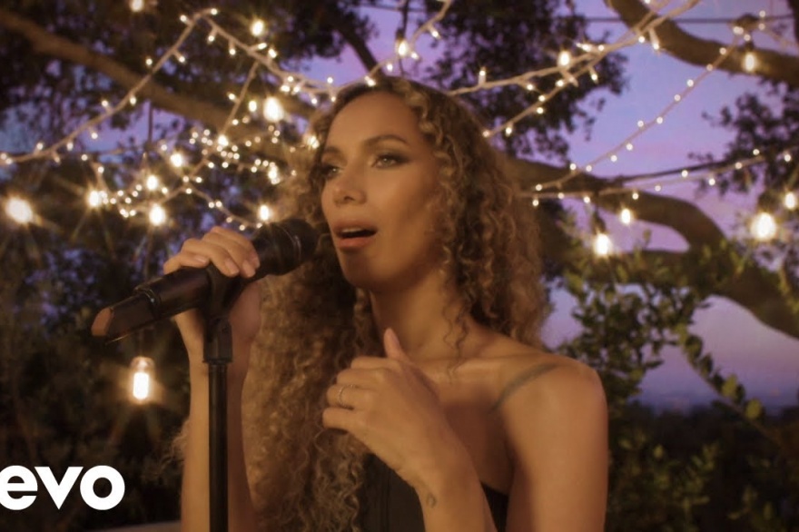 Leona Lewis canta Ave Maria en su patio trasero