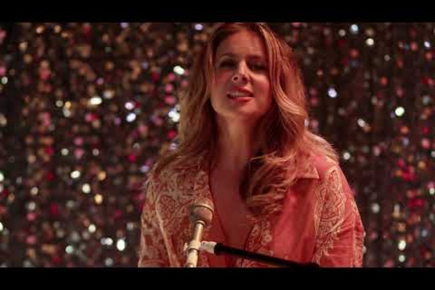 Lucie Silvas y Sheryl Crow interpretan Cool Down