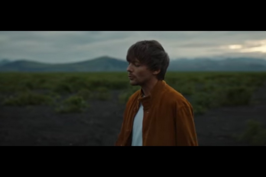 Louis Tomlinson es profundo en sus sentimientos en Bigger Than Me