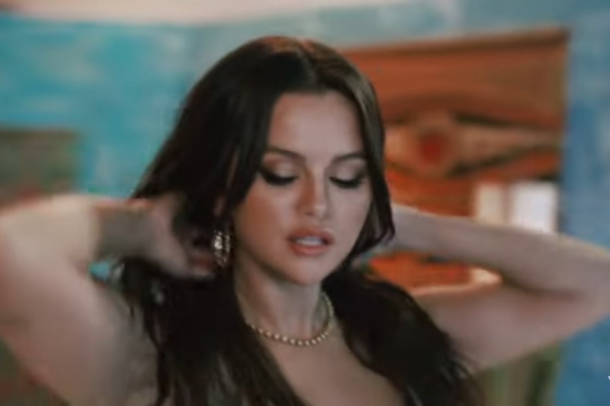 Selena Gomez se reinventa uniendose a Rema en el clip del Hit Calm Down