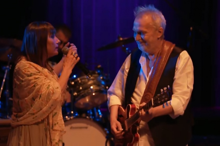 Genial performance rocker de David Lebon junto a Hilda Lizarazu