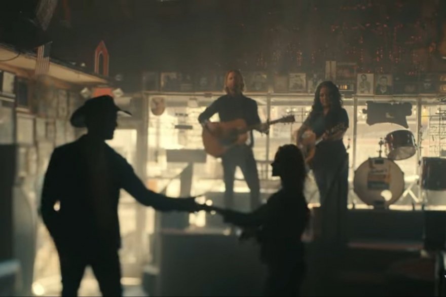 Dierks Bentley se une a Ashley McBryde para Cowboy Boots