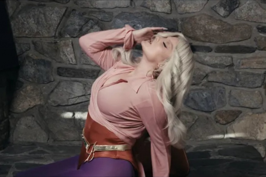 Bebe Rexha trae de vuelta el glamour de los setenta en Heart Wants What It Wants