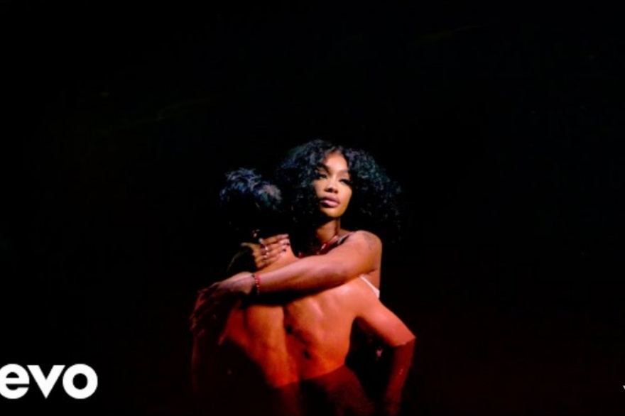 Sza le puso imagenes a su exito romantico, Snooze