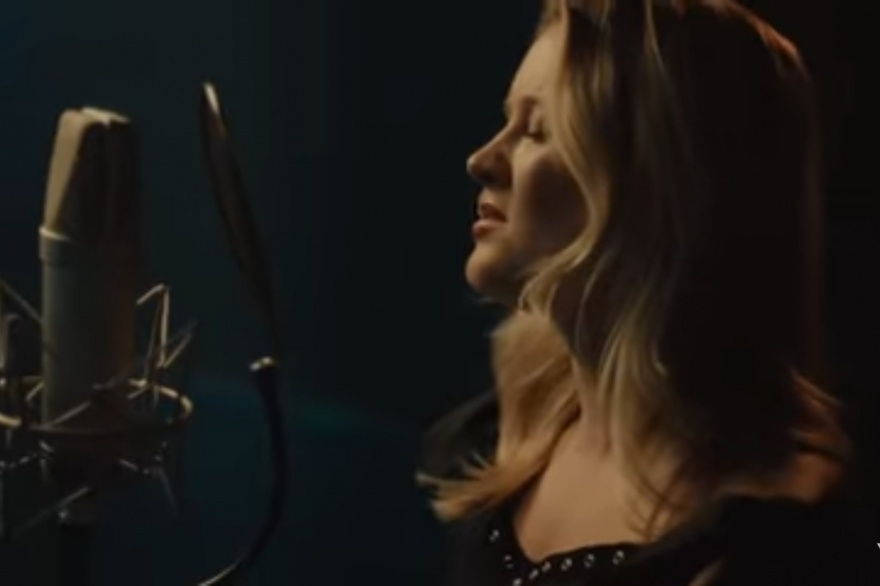 Elegante performance de Zara Larsson, David Guetta: On My Love