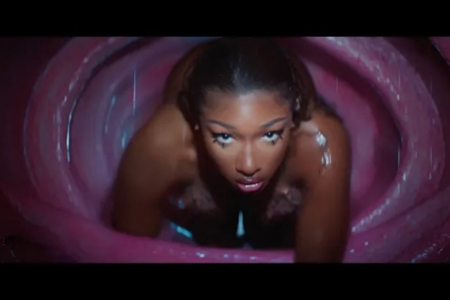 El talento, la fortaleza, belleza de Megan Thee Stallion animan el clip Cobra