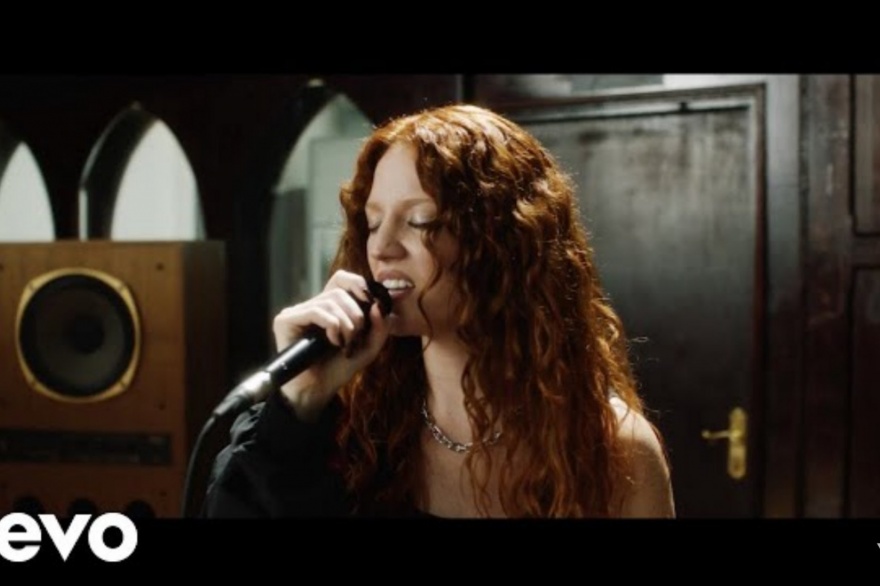 Jess Glynne es fiel a su sentir: Friend Of Mine