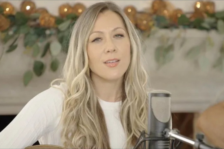 Colbie Caillat dejo caer una performance positiva y emotiva, Bubbly