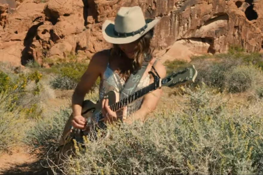 Suena genial la musica de la estrella country pop Caroline Jones, Lawless