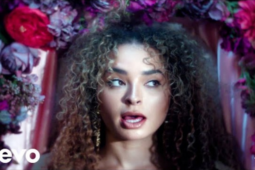 Suena genial la musica de la estrella britanica Ella Eyre: Head In The Ground