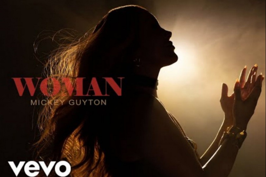 Woman, un himno femenino de Mickey Guyton