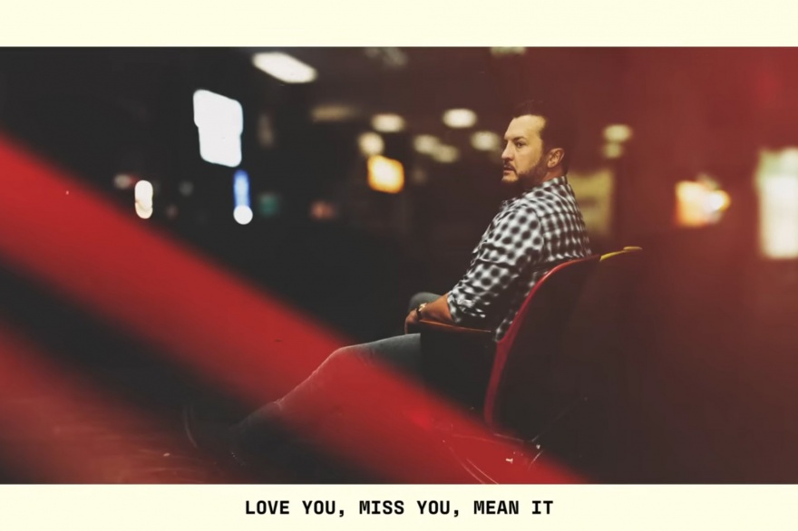 El artista country Luke Bryan dejo caer un tema que enamora: Love You, Miss You, Mean It