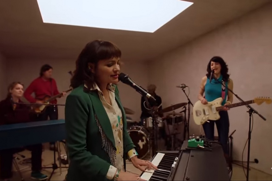 Mira a Norah Jones interpretar una linda interpretacion de su track, I Just Wanna Dance