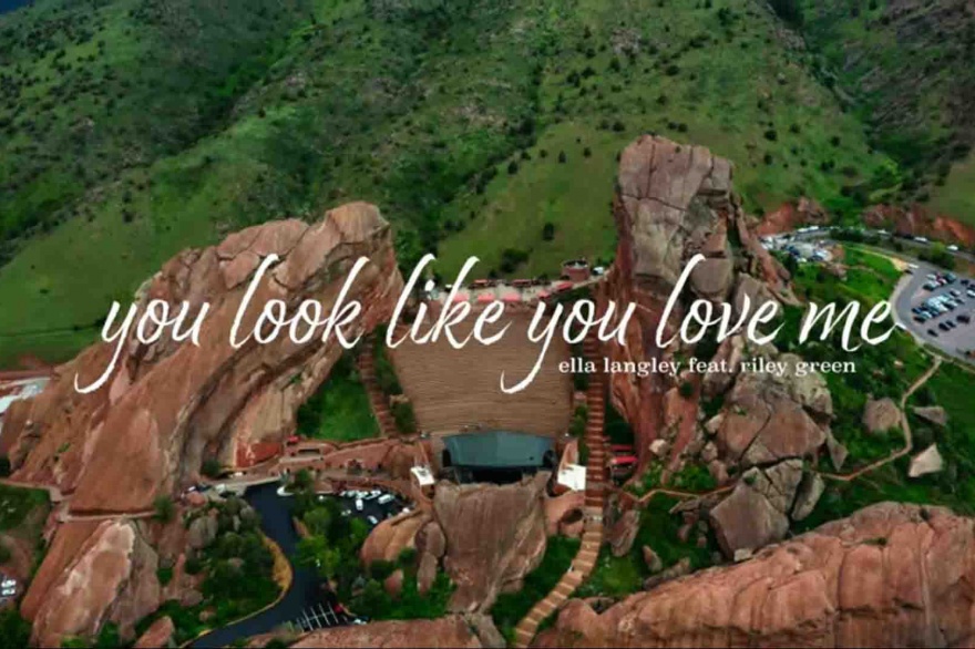 Una dosis de encanto romantico: you look like you love me por Ella Langley y Riley Green