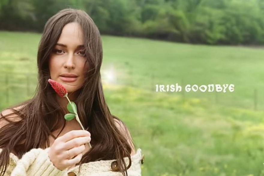 Kacey Musgraves siente el adios en una despedida a la irlandesa, Irish Goodbye