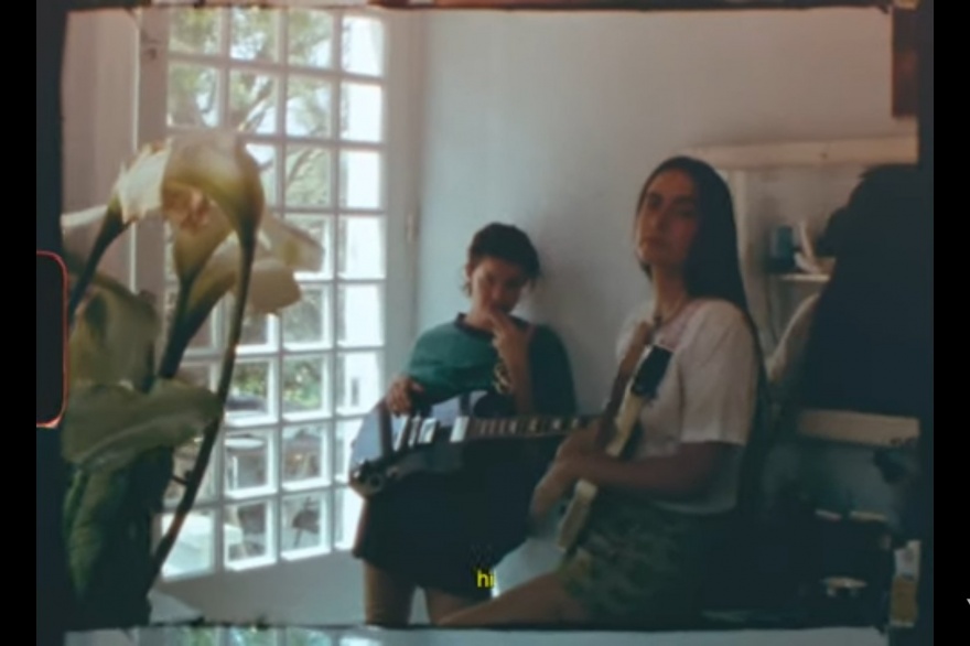 The girl band Hinds rockean emociones: The Bed, The Room, The Rain and You