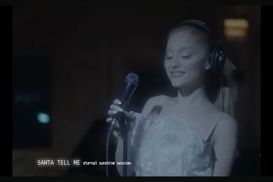 Ariana Grande se luce con una version en vivo de Santa Tell Me