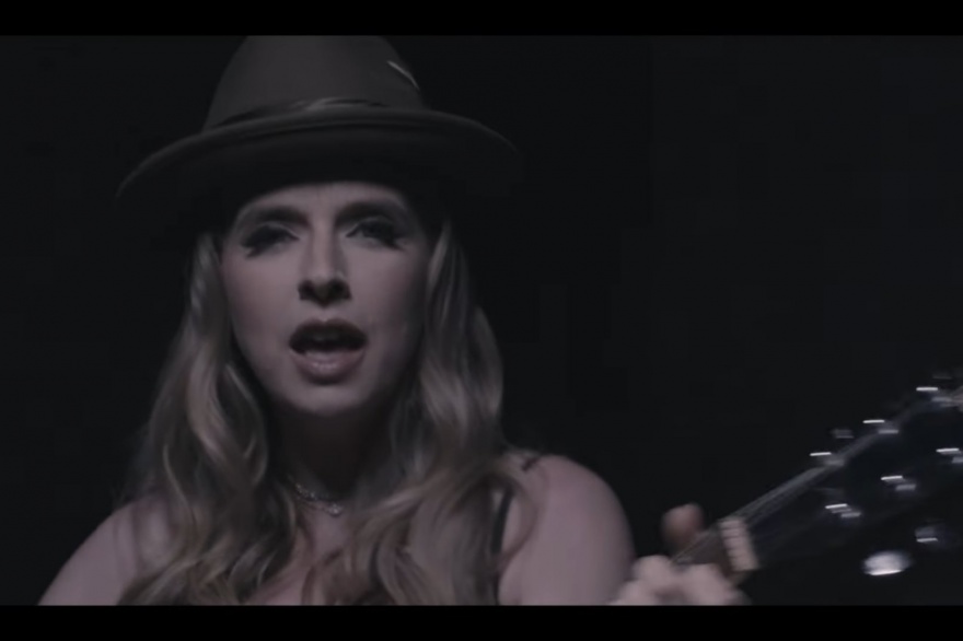 ZZ Ward compartio imagenes de su video Love Alive