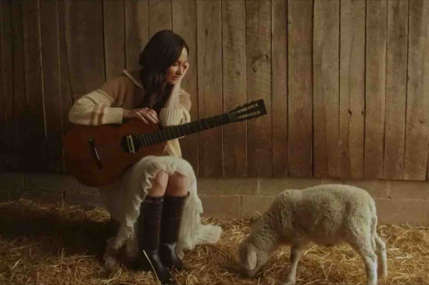 Naturalidad y talento de Kacey Musgraves en el mini-documental sobre Deeper Well