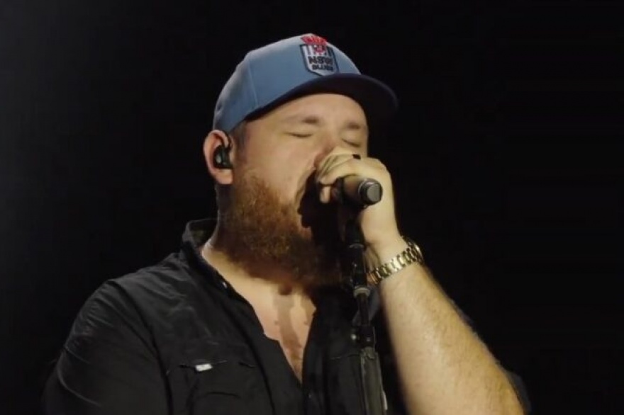 Luke Combs deja caer una nueva cancion en vivo: Wish Upon A Whiskey