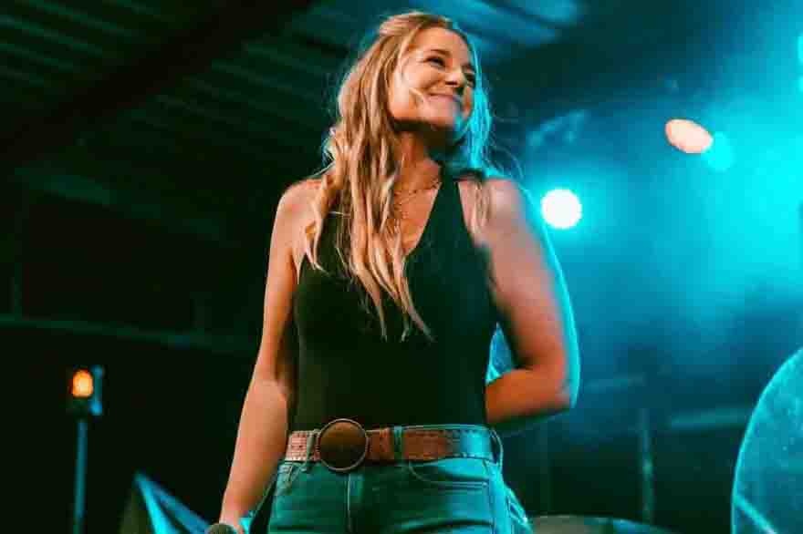 Erin Kinsey sigue conquistando el country con su espiritu libre