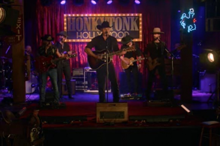 Jon Pardi interpreto Love The Lights Out en una genial performance