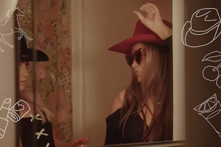 Maddie y Tae le pusieron un toque especial de seduccion a Kissing Cowboys