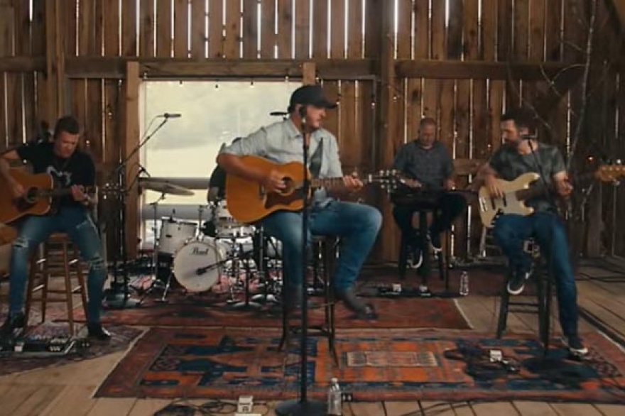 Luke Bryan dejo caer Mind of a Country Boy en acustico