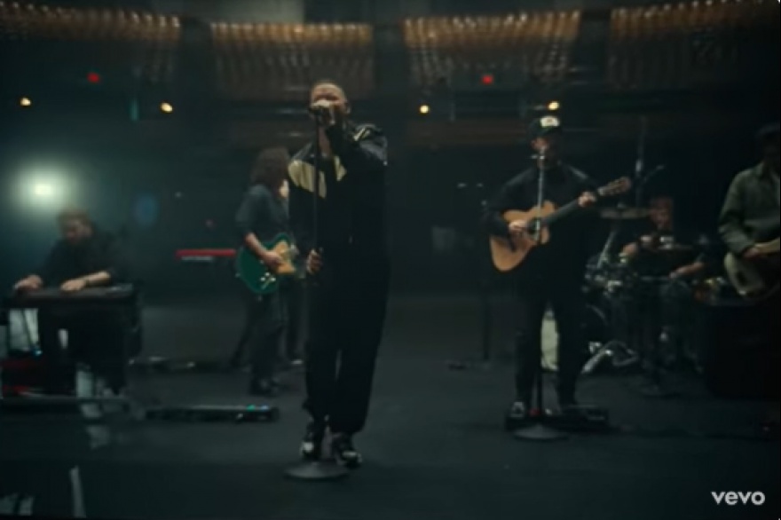 Kane Brown dejo caer una version en vivo de Gorgeous