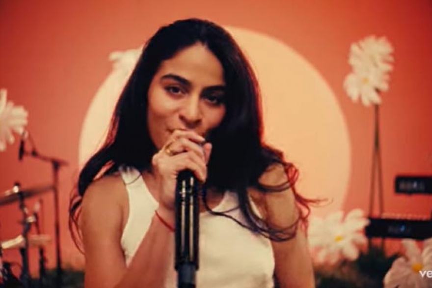 Jessie Reyez se luce en una performance en vivo