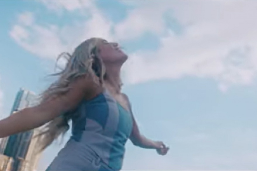 Mackenzie Carpenter dejo caer imagenes para Country Queen