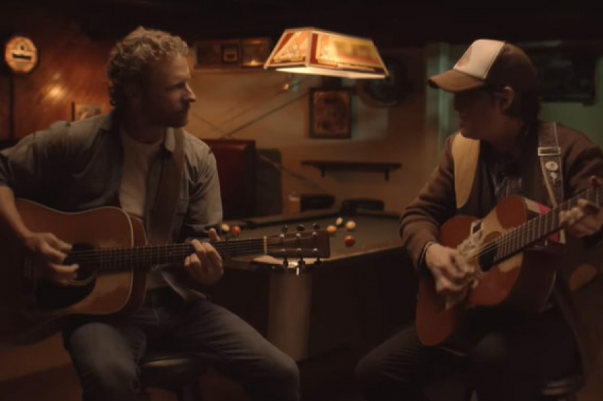 Dierks Bentley y Stephen Wilson Jr. celebran la vida con una cerveza fria