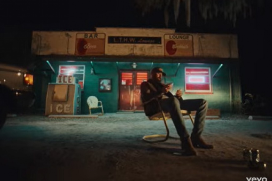 Jordan Davis le canta al desamor en Bar None