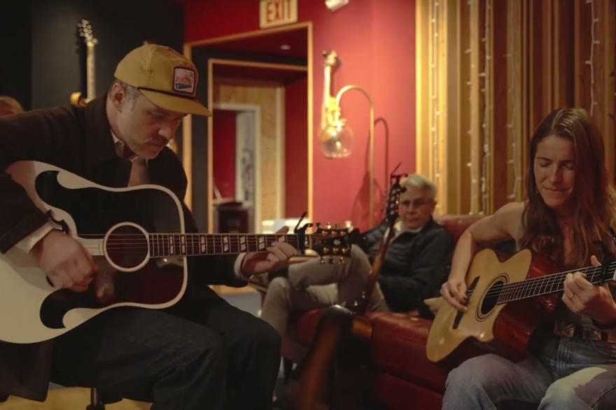 Checa una relajada y tranquila performance de Caroline Jones en el estudio