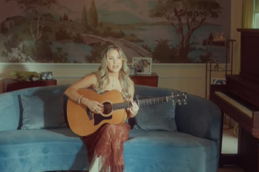 Karissa Ella presenta Mamas Do, una balada sobre el apoyo incondicional de una madre