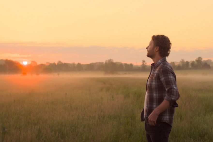 Dierks Bentley canta sobre el amor como refugio en Standing In The Sun