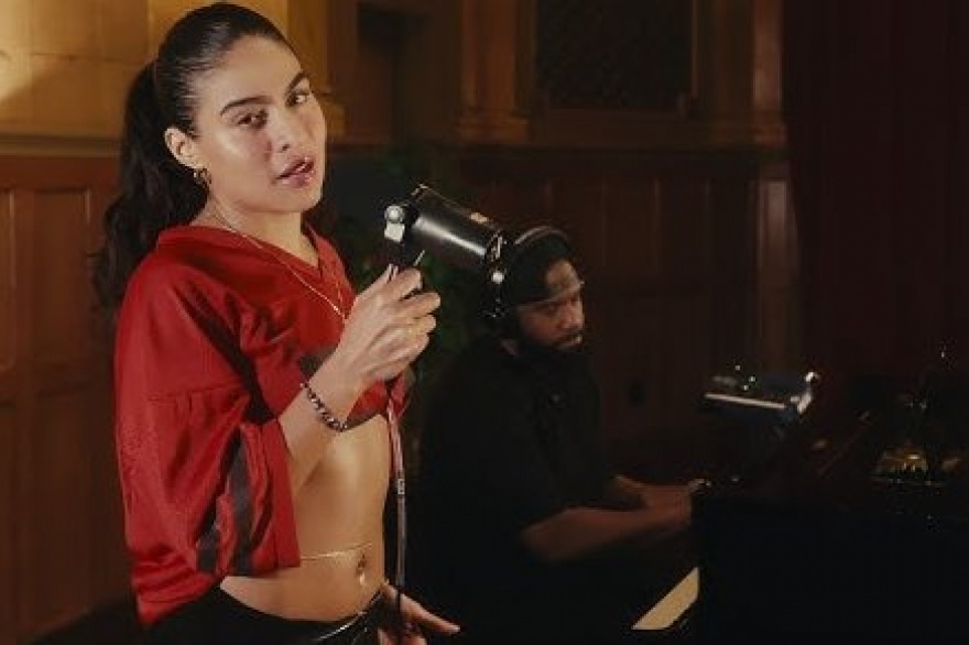 Jessie Reyez dejo caer una performance en vivo al piano