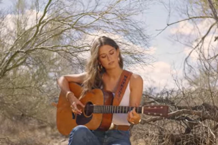 Lauren Watkins libera una historia de desamor que no se queda en la tristeza