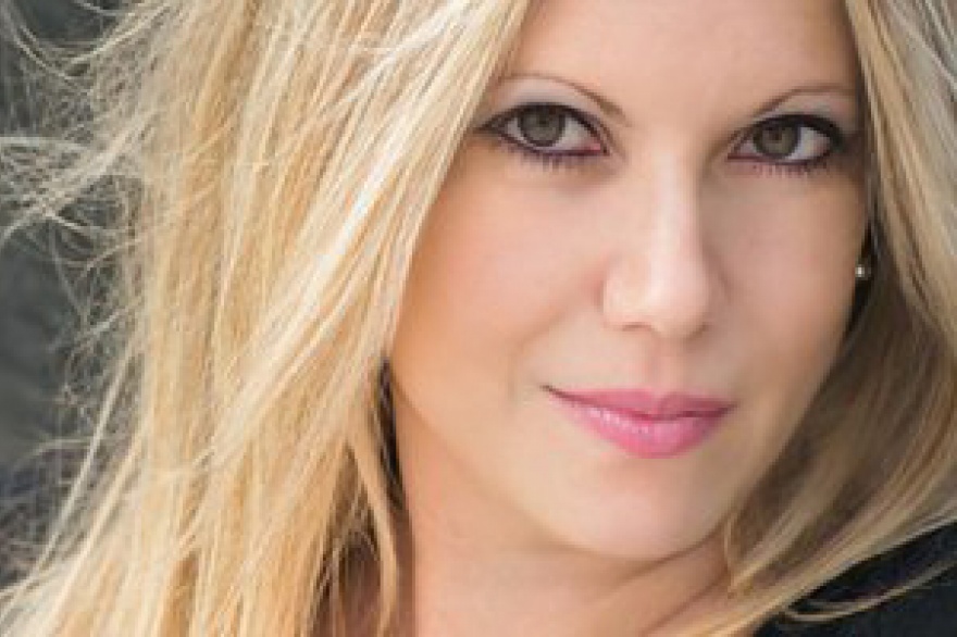 Jimena Arroyo le da un giro rock a un clasico de Madonna