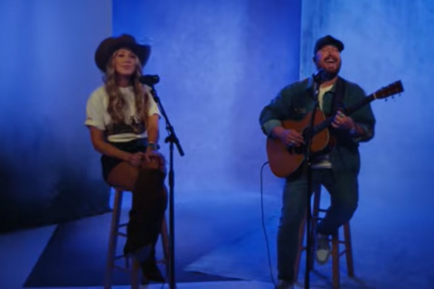 Colbie Caillat y Mitchell Tenpenny le dieron un toque acustico a Realize