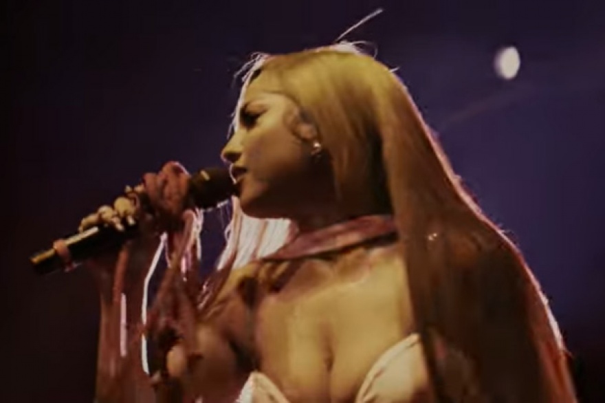 Kiana Lede le puso fuego a Burn It Up en una performance en vivo