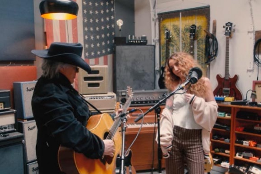 Ashley Monroe se luce en una tranquila performance junto a Marty Stuart