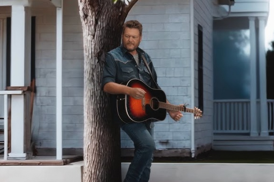 Blake Shelton estreno un visual que conecta pasado y presente
