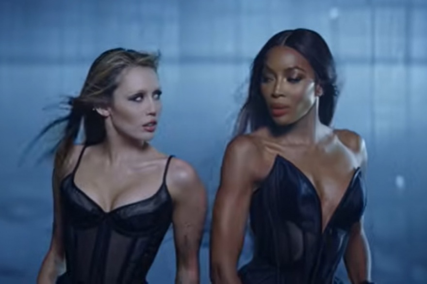 Miley Cyrus y Naomi Campbell juntas en una performance llena de estilo