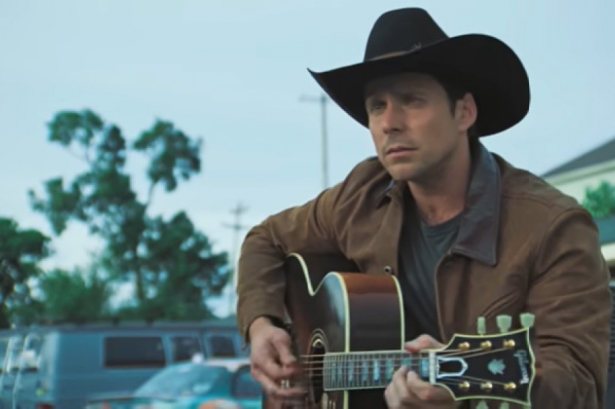 Checa American Romance de Lukas Nelson: un retrato honesto del amor