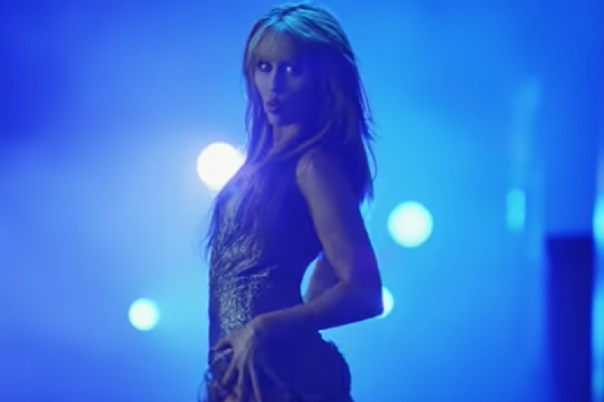 Miley Cyrus camina entre luces y sombras en Walk of Fame