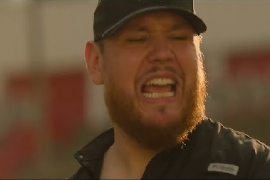 Luke Combs le puso imagenes a Back in the Saddle